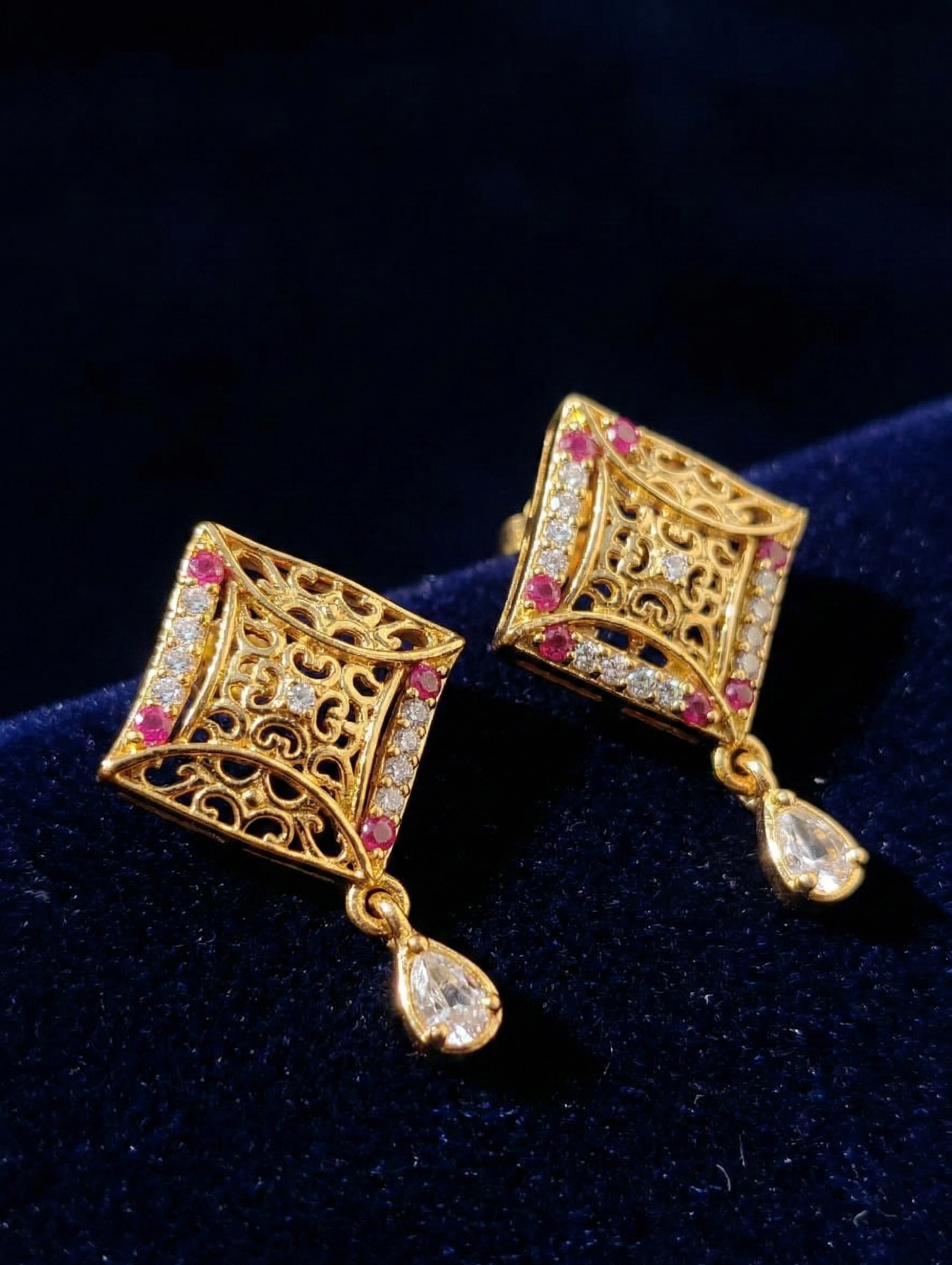 Regal Filigree Drop Pendant Set (Anti-Tarnish Gold Finish)